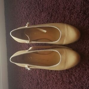 Tan Bloch tap shoes. Good used condition.
